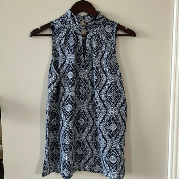 Beautiful floral sleeveless blouse, size medium - Picture 1 of 9